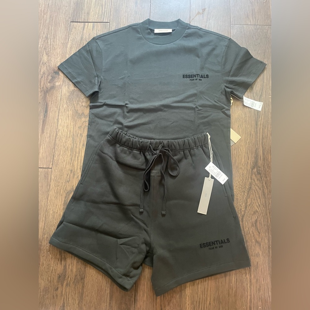 Essentials men’s fear of god full set tee shirt and shorts